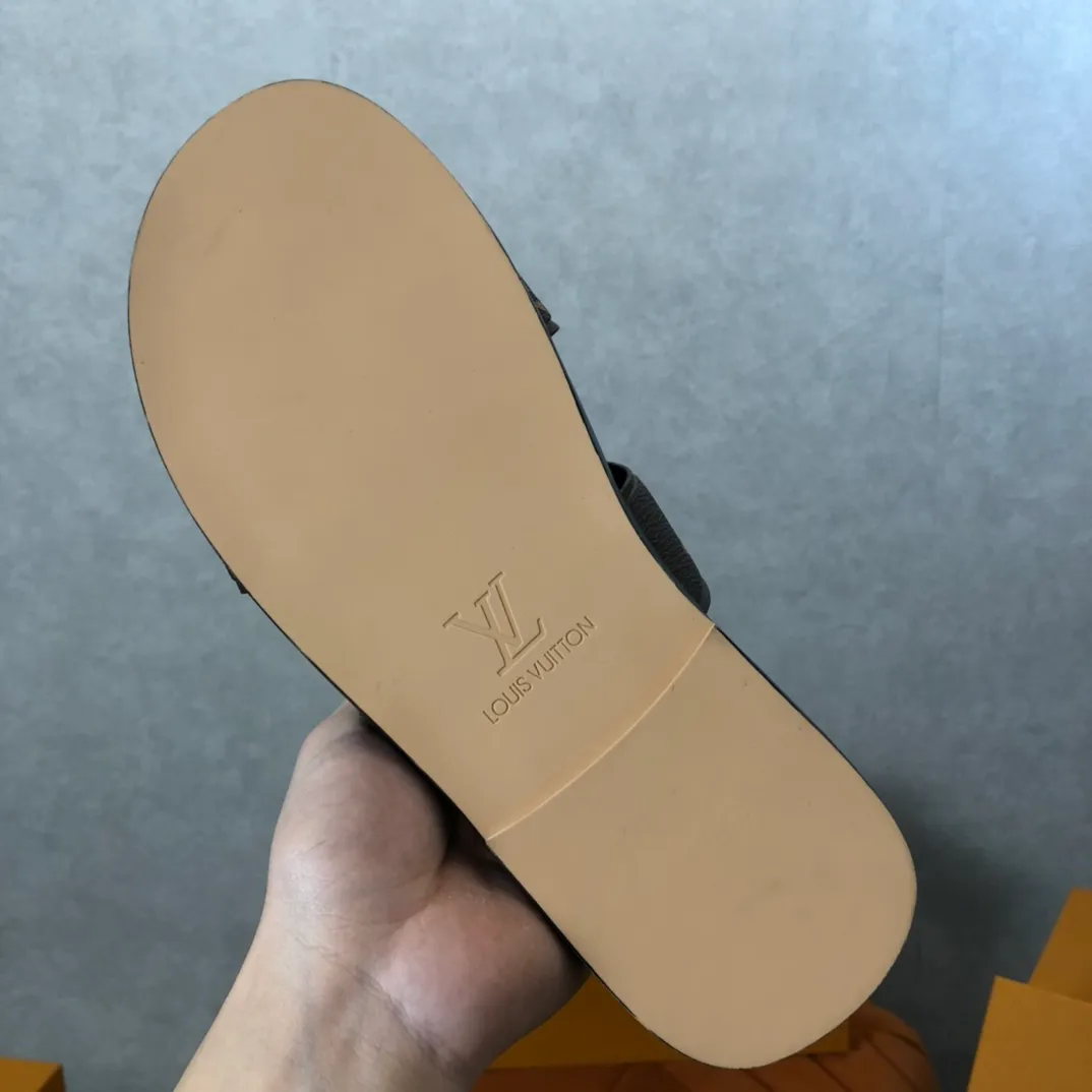Factory price: 270💰LV counters are selling new brand luxury men's slippers, casual, loose and comfortable. The must-have model in the picture above [Happy][Happy], multiple colors available Size: 38-44, customized 45